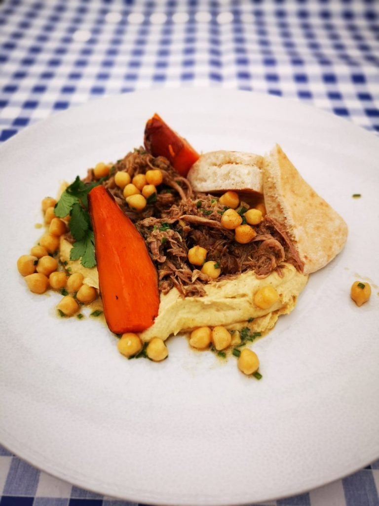 Effiloché d’agneau confit, houmous, légumes rôtis et pain pita (Tzatzi)